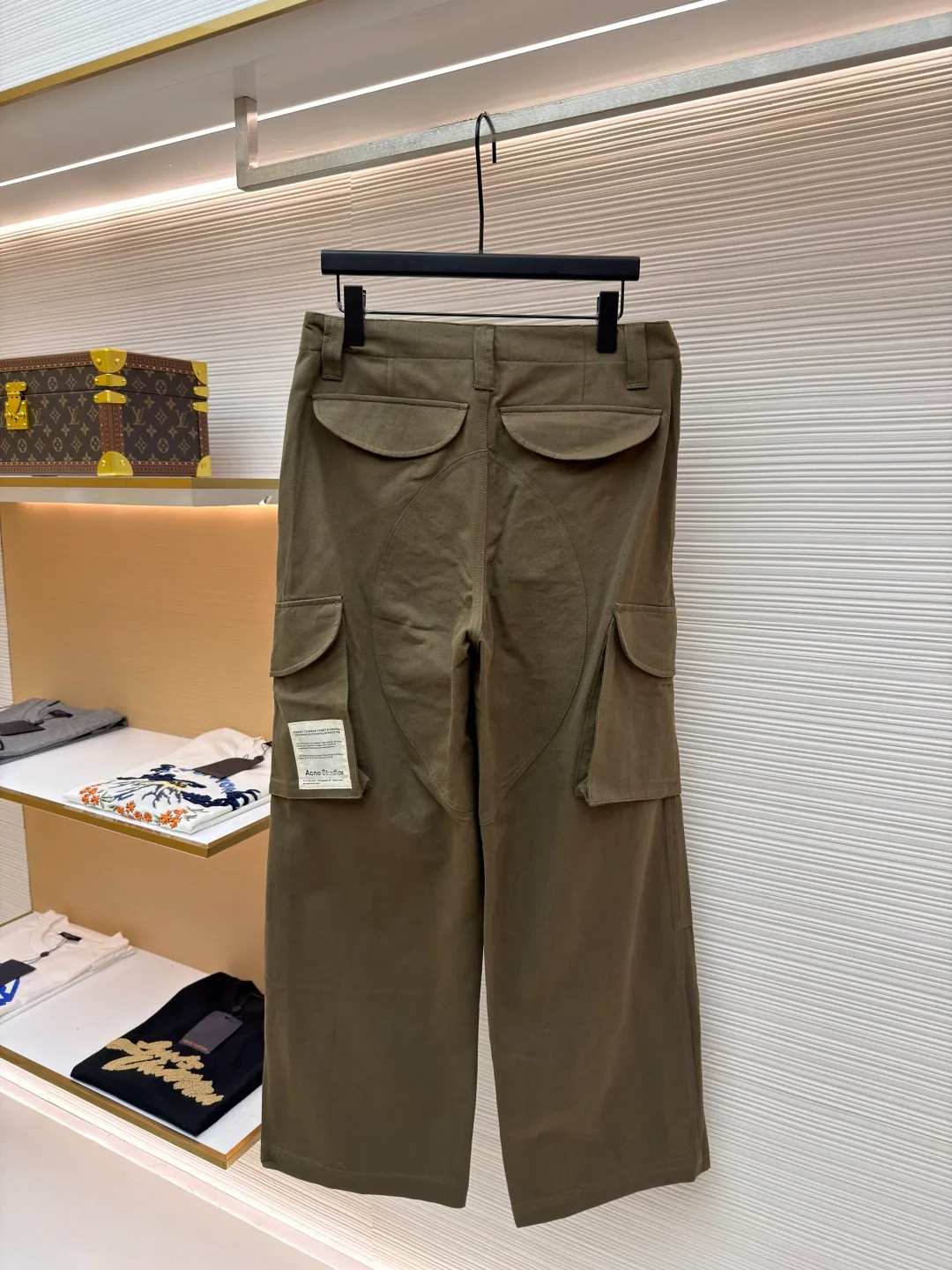 Acne Studios label work trousers ●Original version: Purchased and developed for 5100 ●Item number: 1681397-B20 ●Fabric: Finely woven fine-grain woven fabric ●Technology: Heavy-duty washing and production ●Color: Khaki ●Version: Fitted version ●Weight: about 865g ●Size: S-M-L-XL ●Description: Customized fine-grain woven luxury, excellent texture, comfortable and skin-friendly Khaki green interprets a new level of fashion. It comes from the color of nature. The Acne Studios label is decorated on the pocket to add the finishing touch. It adds brand recognition. It is practical and adds a tough temperament to the workwear style. The toughness is blended with low-key luxury. Showing a casual attitude, the template machine opens the bag. The preset template guides the position, shape and size of the bag opening. The accuracy ensures the quality of the bag opening effect. Heavy-duty washing of cloth batches Heavy-duty washing of cloth batches uses industrialized washing equipment and methods through a combination of physical and chemical means. Improve cleanliness and soft feel. The overall wiring is straight and delicate, the fabric is comfortable and soft, and the color is consistent without color difference. It can be matched with the same style to create a fashionable look and control various occasions. Customized accessories, complete with three standards, same style for men and women!